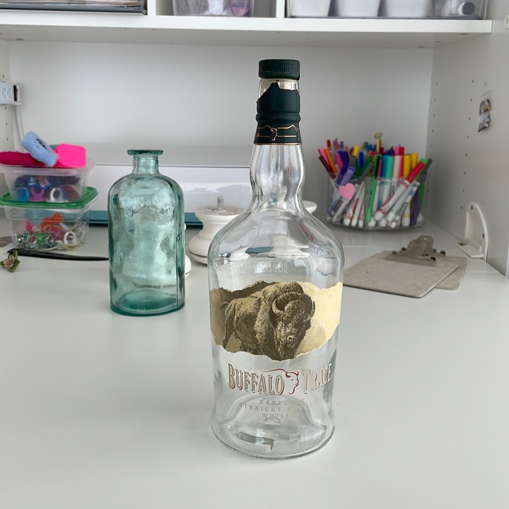 [ Buffalo Trace Kentucky Straight Bourbon Whiskey Clear Glass Bottle ]